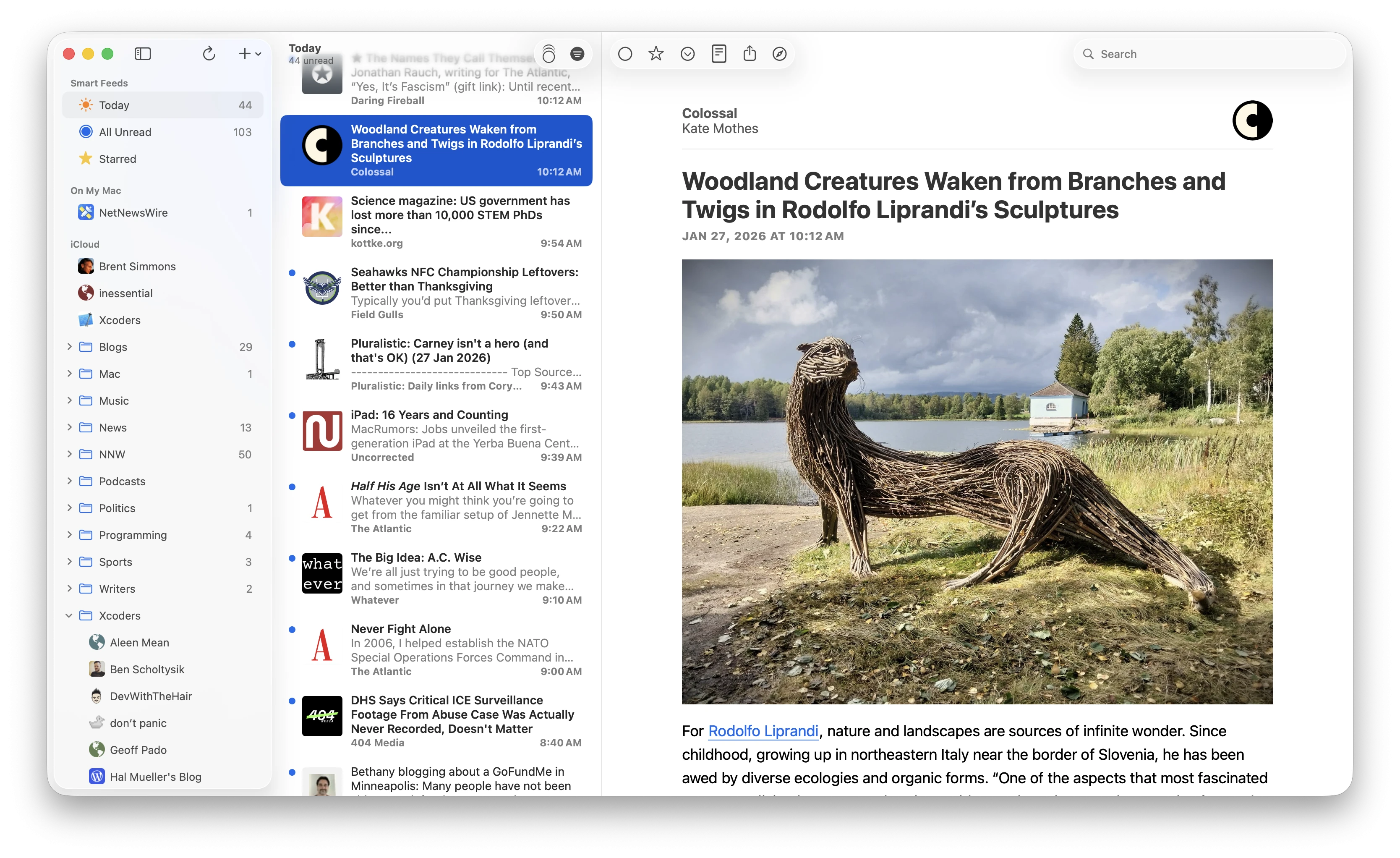 Mac 版三栏主界面:左侧订阅源、中间时间线、右侧文章正文